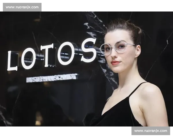 劳拉・施密特:TUSH裸拍,一场超越舒适区的艺术修行 劳拉・施密特:TUSH裸拍,一场超越舒适区的艺术修行